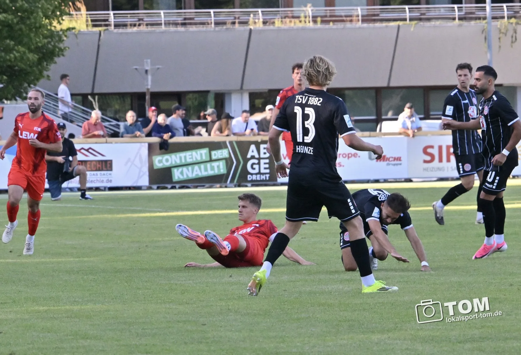 18 Fotos vom ersten Regionalliga-Spiel des TSV Landsberg im Sportzentrum gegen den FC Memmingen. (Bild 16 von 18)