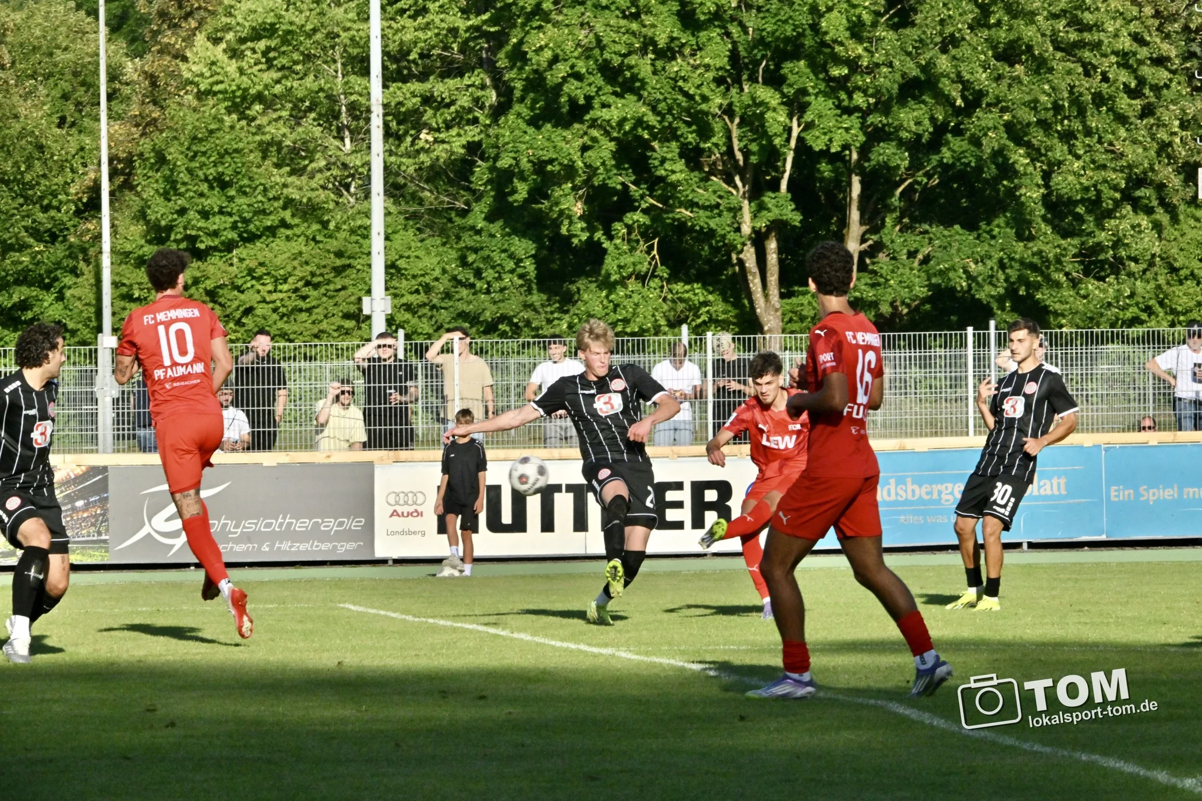 18 Fotos vom ersten Regionalliga-Spiel des TSV Landsberg im Sportzentrum gegen den FC Memmingen. (Bild 17 von 18)