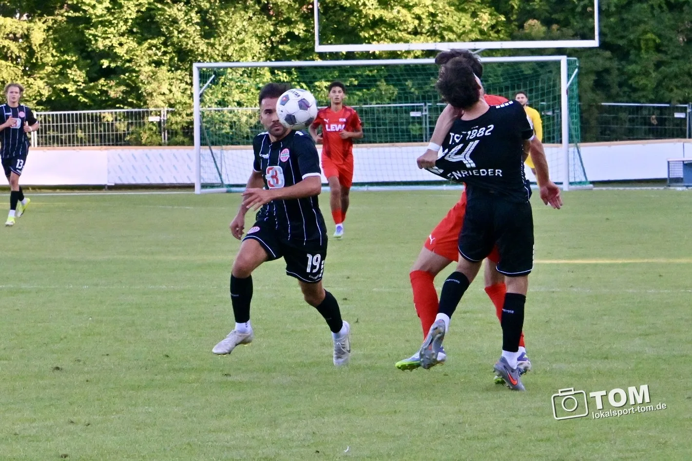 18 Fotos vom ersten Regionalliga-Spiel des TSV Landsberg im Sportzentrum gegen den FC Memmingen. (Bild 8 von 18)