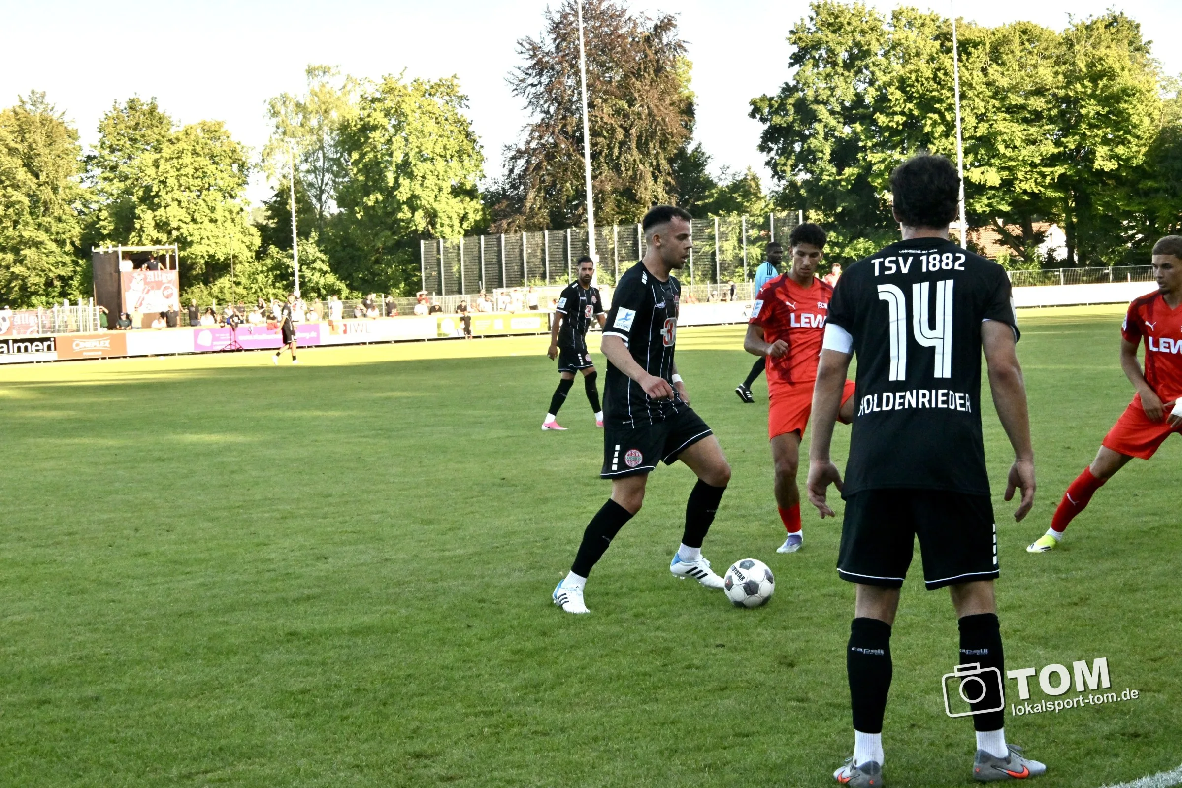 18 Fotos vom ersten Regionalliga-Spiel des TSV Landsberg im Sportzentrum gegen den FC Memmingen. (Bild 12 von 18)