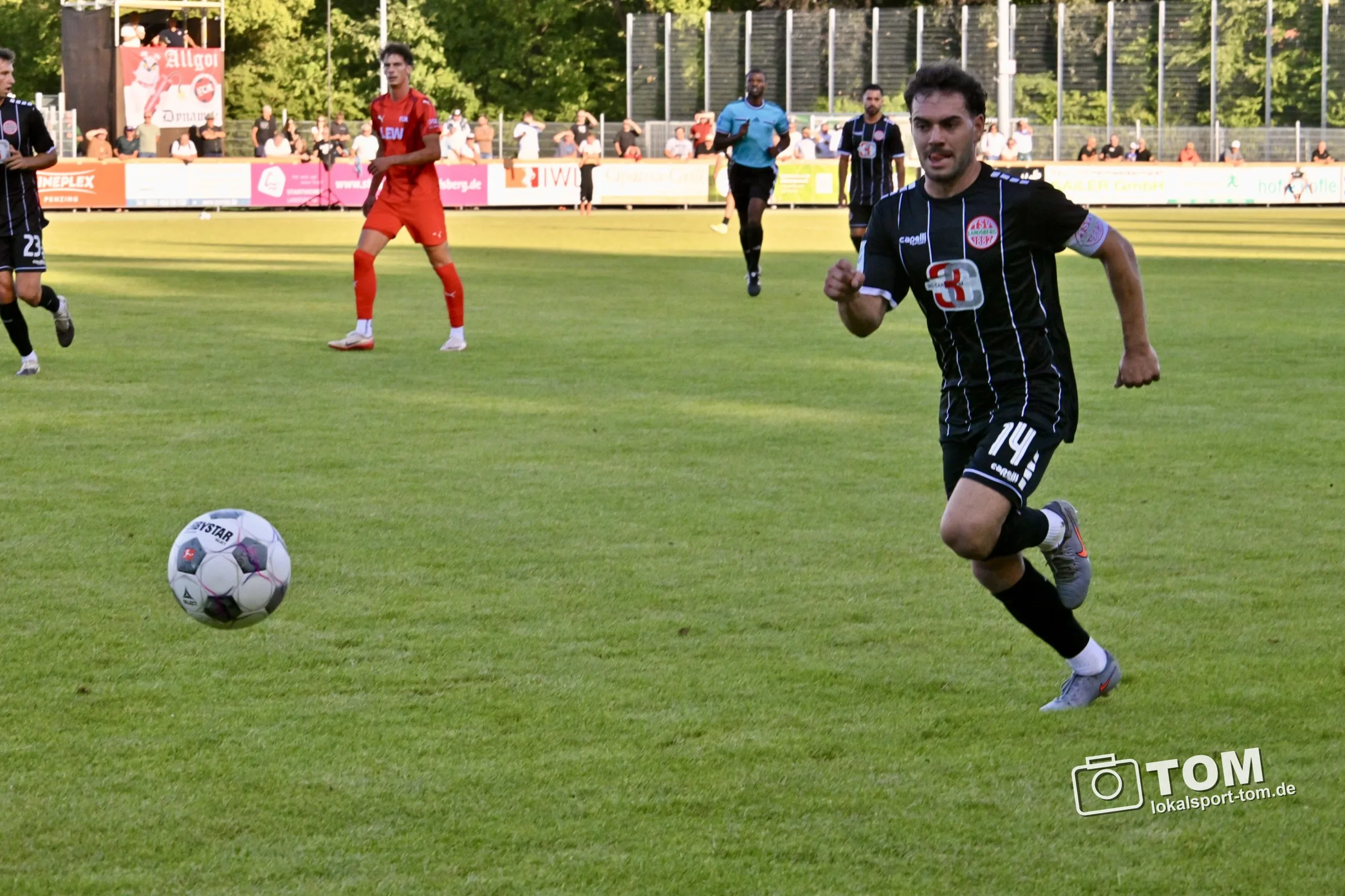18 Fotos vom ersten Regionalliga-Spiel des TSV Landsberg im Sportzentrum gegen den FC Memmingen. (Bild 14 von 18)