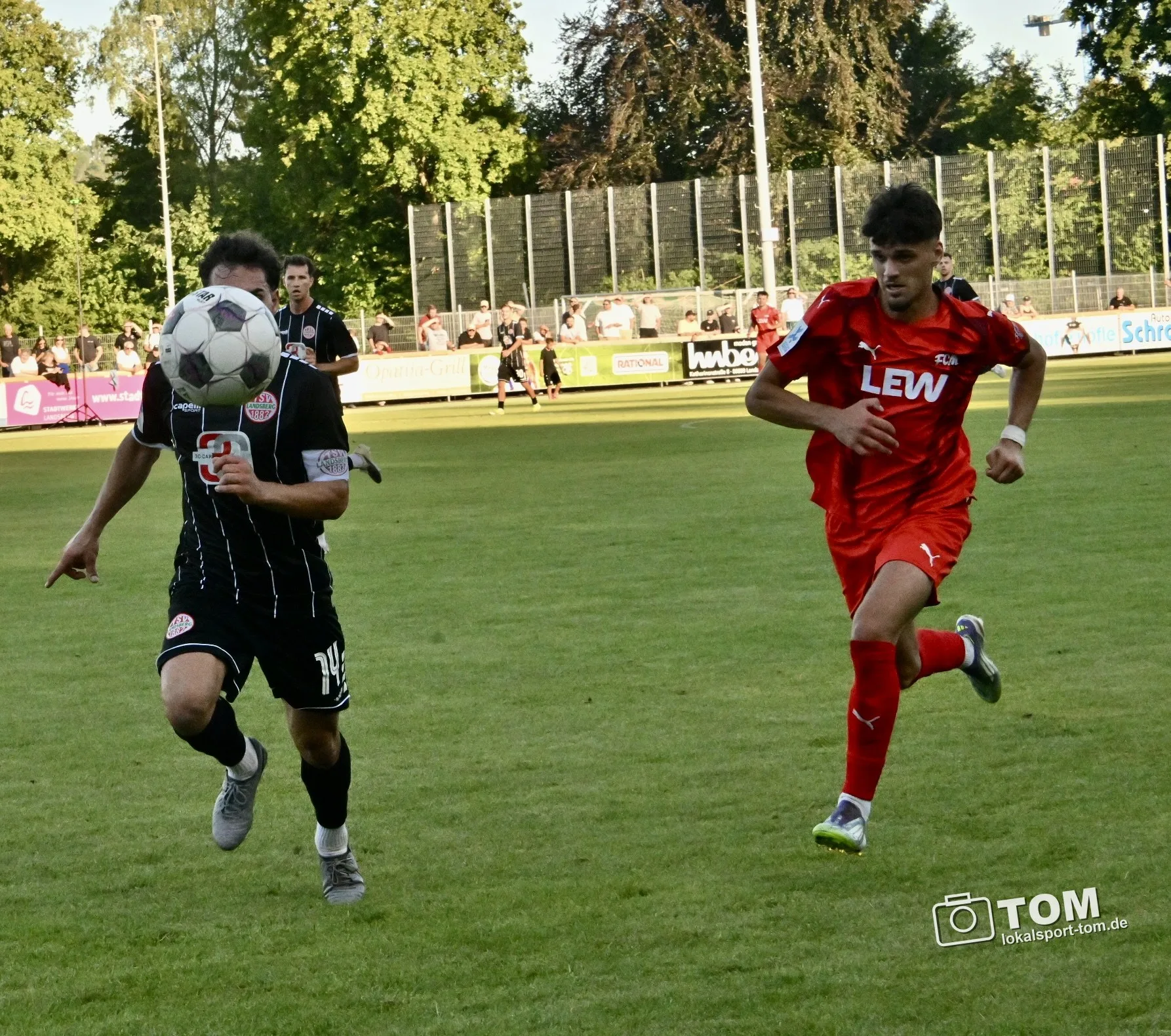 18 Fotos vom ersten Regionalliga-Spiel des TSV Landsberg im Sportzentrum gegen den FC Memmingen. (Bild 9 von 18)